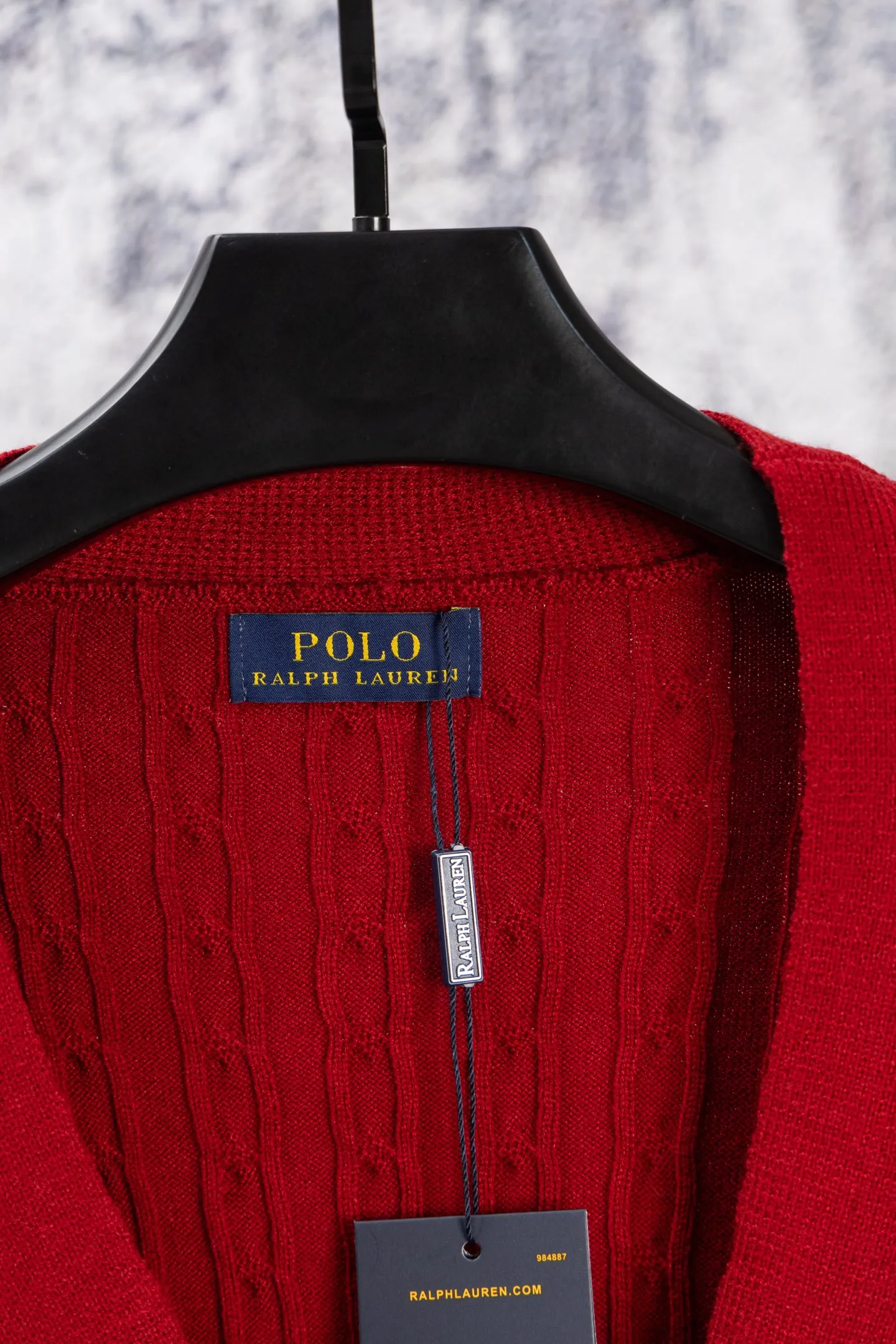 P190 Ralph Lauren Classic V-neck Solid Color Pony Embroidered Logo Knitted Cardigan Long Sleeve Ralph Lauren Classic Basic Versatile Twist Knitted Cardigan Long Sleeve Main supply platform live broadcast Wholesale entity Replenish when out of stock Not removed from the shelves Quality 1:1 patterning Complete three standards Correct version of pony logo Imported quality cotton yarn Focus on high-end Cost-effective Good quality Needless to say Zhao Lusi's same style is really amazing, so sweet I'm so beautiful. This cardigan is really good-looking. It's simple and easy to wear. It's a must-have for goddess ootd. Good-looking clothes are never picky. A must-have in the wardrobe of goddesses. Size: S-XL. Color: Navy blue, red, khaki, dark gray.
